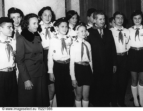 Ceausescu  Nicolae  26.1.1918 - 25.12.1989  rumÃ¤n. Politiker (PCR)  StaatsprÃ¤sident 22.3.1965 - 22.12.1989  mit Ehefrau Elena und Jungen Pionieren  um 1970