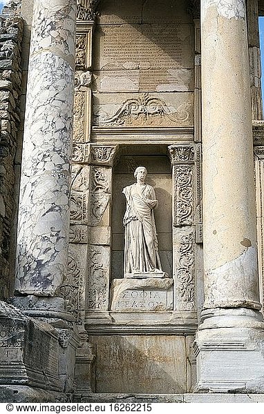 Celsius-Bibliothek Ephesus. In den Nischen zwischen den Türen befinden sich vier weibliche Statuen. Diese Statue symbolisiert das Wissen (Episteme).