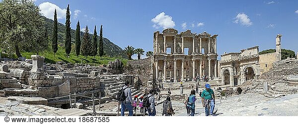 Celsus-Bibliothek  rechts das Südtor der Agora  antike Stadt Ephesos  Efes  Provinz Izmir  Türkei  Asien