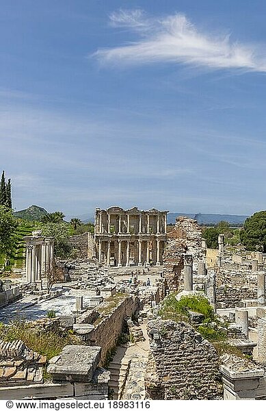 Celsus-Bibliothek  rechts das Südtor der Agora  antike Stadt Ephesos  Efes  Provinz Izmir  Türkei  Asien