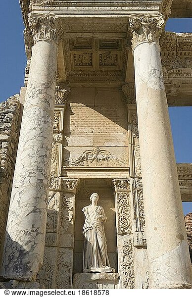 Celsus-Bibliothek  Sophia-Statue  Ephesos  Türkei  Asien