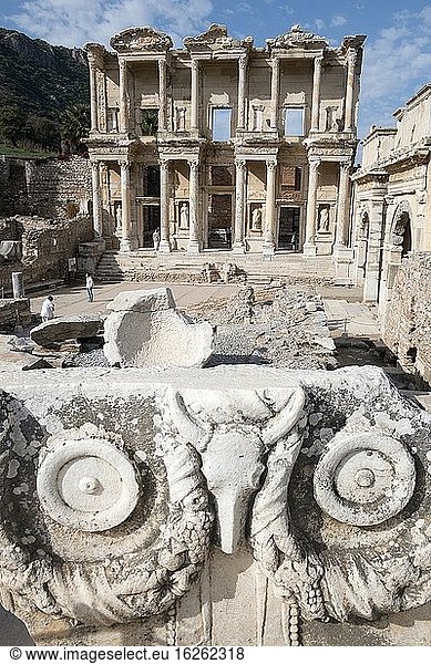 Ceslcius-Bibliothek in Ephesus. In den Nischen zwischen den Türen befinden sich vier weibliche Statuen. Sie symbolisieren nacheinander die Tugenden (Sophia)  das Wissen (Episteme)  das Schicksal (Ennoia) und die Intelligenz (Arete) des Celsus. Agoran in der römischen Ruinenstadt Ephesus. Türkei.