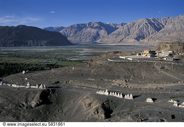 Chörten am Kloster Deskit oder Diskit Gompa Hunder Nubra-Tal Ladakh Jammu und Kaschmir indischer Himalaya Nordindien Indien Asien
