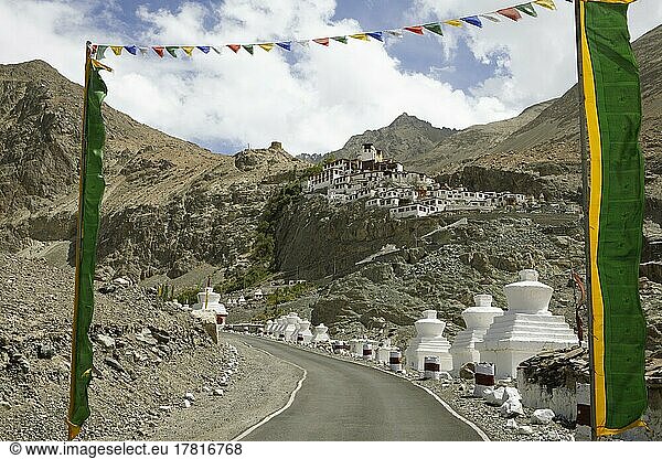 Chörten on the way to Diskit Monastery or Deskit Gompa  Hunder  Nubra Valley  Ladakh  India  Asia
