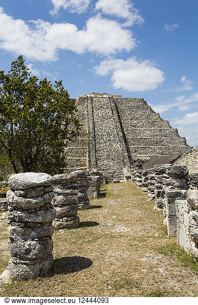Chac-Komplex (Vordergrund)  Burg von Kululcan (Hintergrund)  Mayapan Archäologische Stätte  Maya-Ruinen  Yucatan  Mexiko