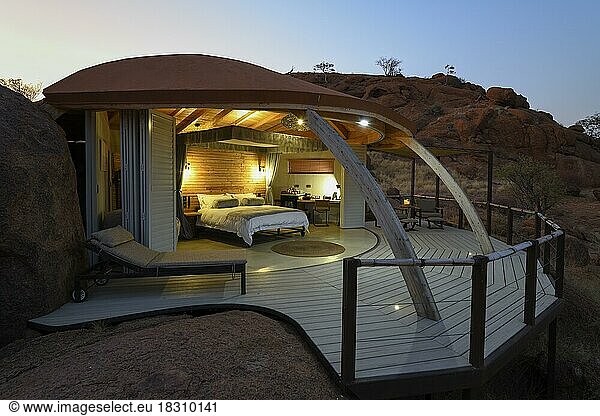 Chalet der Onduli Ridge Lodge  blaue Stunde  blaue Stunde  bei Twyfelfontein  Doro Nawas Conservancy  Damaraland  Namibia  Afrika
