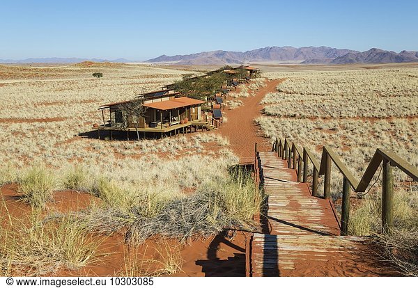Chalets der exklusiven Wolwedans Dunes Lodge umgeben von Wüste am Rande der Namib-Wüste  NamibRand-Naturreservat  Namibia  Afrika