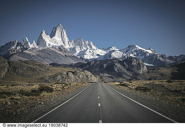 chaltÃ©n road with fitzroy in background