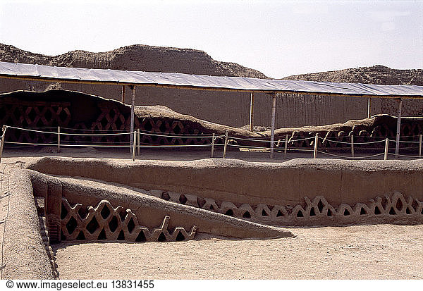 Chan Chan  außerhalb von Trujillo  Nordküste Perus  Fries aus Lehmziegeln (Adobe) und Eingangsrampe im Inneren des großen ´Tschudi Compound´. Peru. Chimu. AD 900 - 1470. Trujillo  Nordküste Perus.