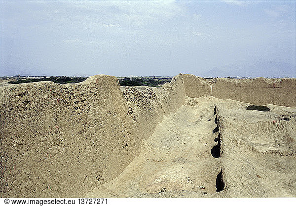 Chan Chan  außerhalb von Trujillo  Nordküste Perus  Monumentale Lehmziegelmauern  die den großen ´Tschudi Compound´ umgeben. Peru. Chimu. AD 900 - 1470. Trujillo  nördliche Küstenregion Perus.