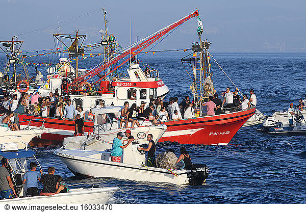 Chaotische Szenerie auf See  als die Virgen del Carmen aus Tarifa auf eine jährliche rituelle Reise mit kleinen Booten in Begleitung mitgenommen wird  Cádiz  Andalusien  Spanien  Europa