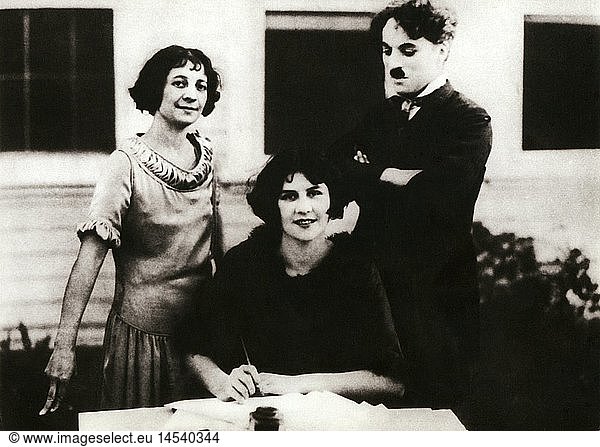 Chaplin  Charlie  16.4.1889 - 25.12.1977  brit. Schauspieler und Regisseur  Halbfigur  mit seiner 2. Frau Lita Grey (auch Lolita McMurray) und deren Mutter  wÃ¤hrend Vertragsunterzeichnung fÃ¼r eine Rolle in 'Goldrausch'  um 1924