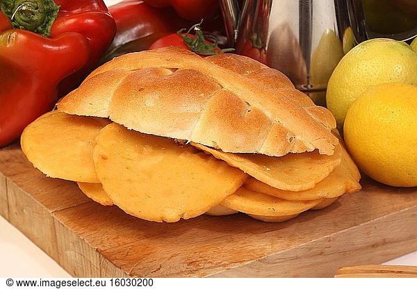 Charakteristisches sizilianisches Sandwich: Mafalda mit Panelle . Sizilianisches Essen.