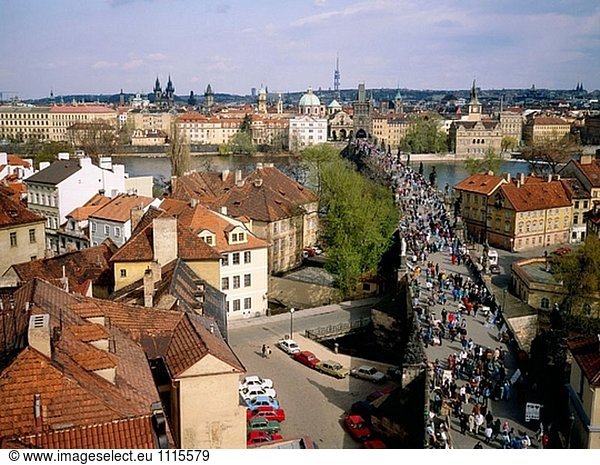 Charles-Brücke über Fluss Vlata erhöhte Ansicht. Prag. Tschechische Republik