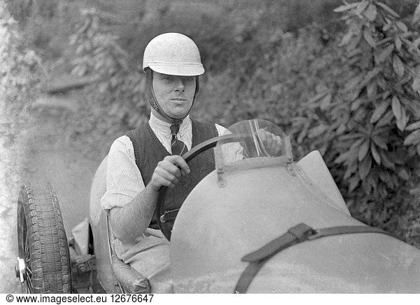 Charles Mortimer am Steuer eines MG KN Special mit gekröpfter Karosserie  um 1930 Künstler: Bill Brunell.