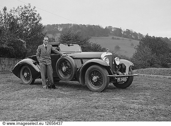 Charles Mortimer mit seinem 2-sitzigen Bentley mit Barker-Karosserie  um 1930 Künstler: Bill Brunell.