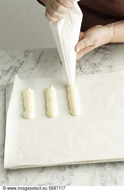 Chef-Piping-Teig auf Keksblatt