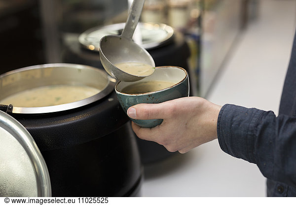 Chef schenkt Suppe aus