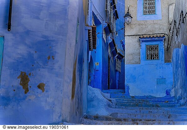 Chefchaouen ist eine Stadt im Nordwesten Marokkos  die für ihre in Blautönen gehaltenen Gebäude bekannt ist