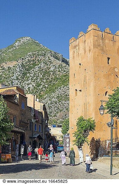 Chefchaouen  Marokko. Turm der Kasbah  oder Burg  gesehen vom Place Outa El Hammam.