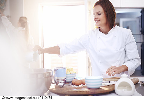 Chefkoch beim Backen in der Küche