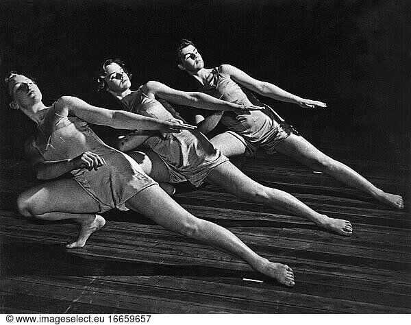 Chicago  Illinois  April  1948
Mitglieder der Sofia Girl Gymnasts of Sweden werden im Chicago Stadium als Teil der 1948 Swedish Pioneer Centennial auftreten  die im gesamten Mittleren Westen präsentiert wird.