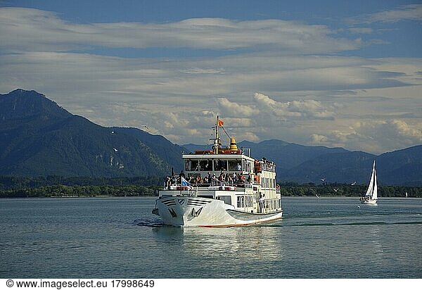 Chiemsee  Ausflugsboot der Chiemsee Schifffahrt  August  Chiemgau  Bayern  Deutschland  Europa