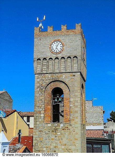Chiesa di San Luigi Gonzaga con torre dell'orologio  Kirche San Luigi Gonzaga  Dorf Aliano  Bezirk Matera  Basilikata  Italien  Europa.