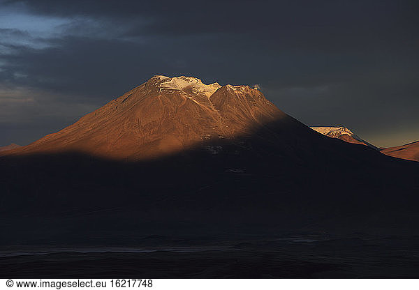 Chile  Blick auf den Vulkan Ollague