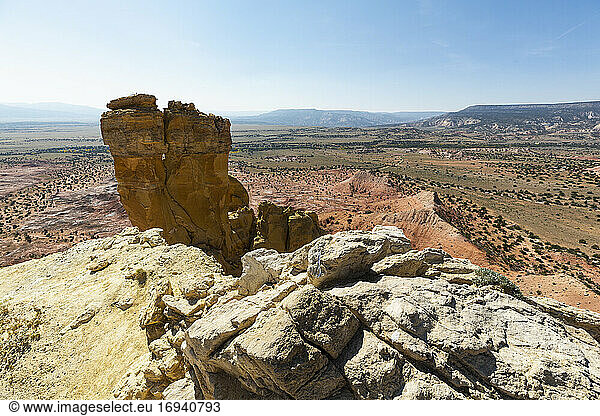Chimney Rock und Mesa  Wahrzeichen in einer geschützten Canyonlandschaft