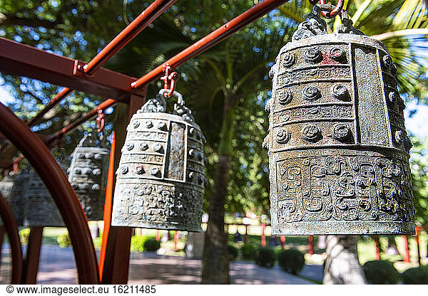 China  Hainan  Sanya  Große verschnörkelte Glocken im Nanshan-Tempel