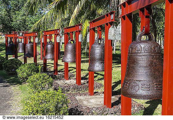 China  Hainan  Sanya  Reihe von großen Glocken im Nanshan-Tempel