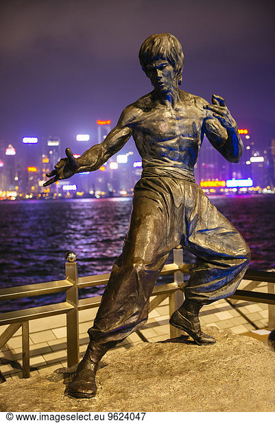 China  Hong Kong  Bruce Lee's statue at night
