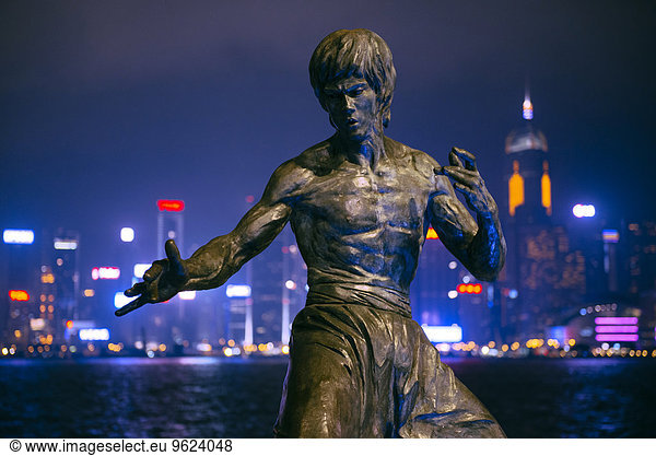 China  Hongkong  Bruce Lees Statue bei Nacht