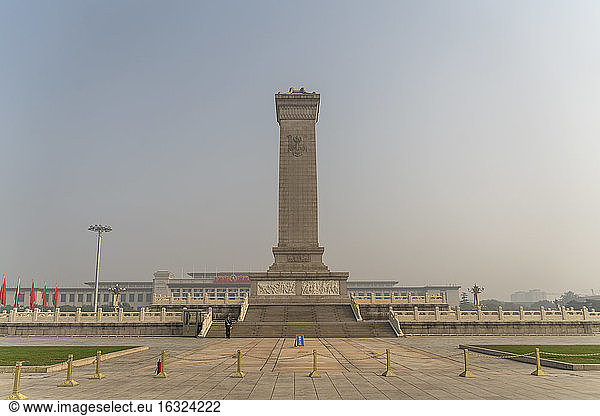 China  Peking  Blick auf das Denkmal für die Helden des Volkes
