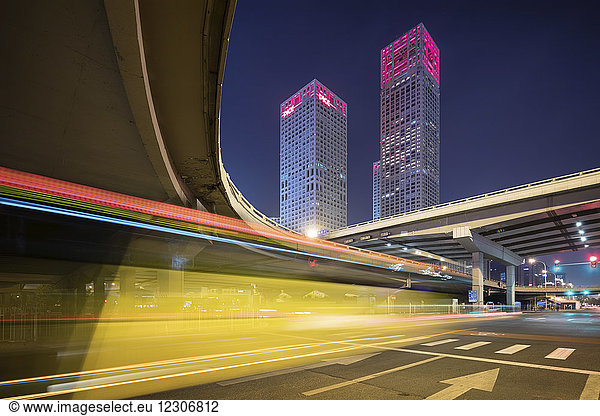 China  Peking  Zentrales Geschäftsviertel und Verkehr bei Nacht
