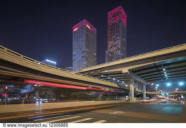 China  Peking  Zentrales Geschäftsviertel und Verkehr bei Nacht