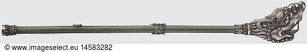 CHINA  Ritualhorn  sino-tibetisch  20. Jhdt. Silberner Schalltrichter in Form eines fein getriebenen und gravierten Drachenkopfes. Rohr aus grÃ¼nem Halbedelstein mit ebenfalls silbernen Auflagen und MundstÃ¼ck jeweils mit Einlagen aus Koralle und TÃ¼rkisen (Einlagen fehlen teilweise). LÃ¤nge 69 cm