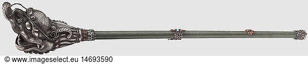 CHINA  Ritualhorn  sino-tibetisch  20. Jhdt. Silberner Schalltrichter in Form eines fein getriebenen und gravierten Drachenkopfes. Rohr aus grÃ¼nem Halbedelstein mit ebenfalls silbernen Auflagen und MundstÃ¼ck jeweils mit Einlagen aus Koralle und TÃ¼rkisen (Einlagen fehlen teilweise). LÃ¤nge 69 cm
