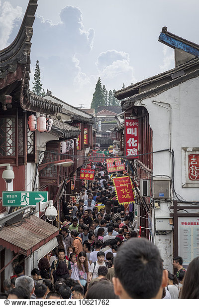 China  Shanghai  Hauptstraße von Qibao Ancient Town mit unzähligen Touristen