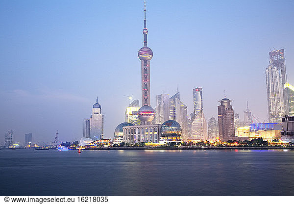 China  Shanghai  Orientalische Perle Fernsehturm