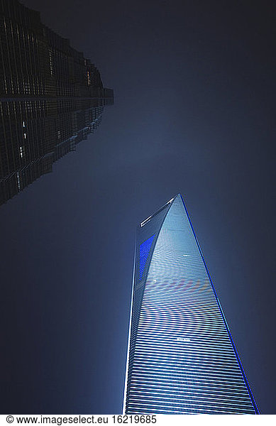 China  Shanghai  Pudong  Jin Mao Tower und Shanghai World Financial Center  Blick aus niedriger Höhe