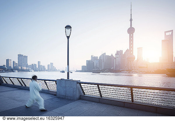China  Shanghai  Skyline  Athleten am Morgen