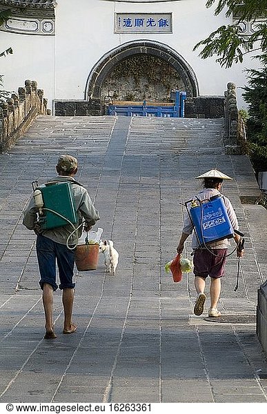 CHINA Während der Erntezeit in der Provinz Yunnan kehren die Bauern nach der Arbeit nach Hause zurück. Foto von Julio Etchart.