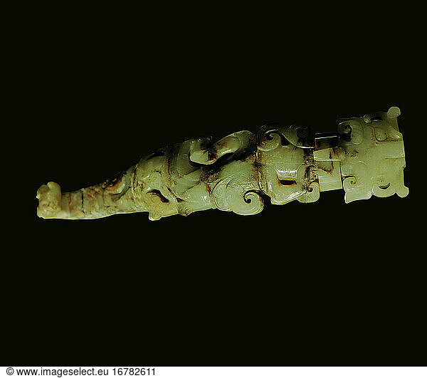 China  Western Han Dynasty
(206 B.C. 9 A.D.). Belt hook. Jade  iron rod  length: 19.5 cm  height:
1.6 cm  width at dragon’s head: 1 6 cm 
Weight: 197.5 g. Found in: Guangzhou  Tomb of King Zhao Mo (reign: 137–122 B.C.).
Inv. No. D 152
Guangzhou  Nan Yue wang Museum.