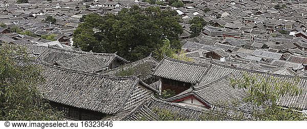 China  Yunnan  Landkreis Shangri-La  Lijiang  Hausdächer in der Altstadt