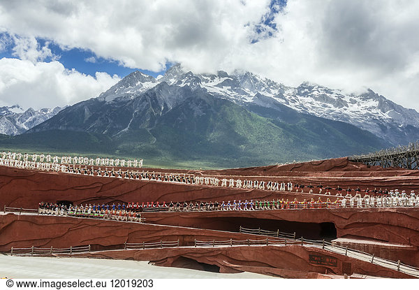 China  Yunnan  Lijiang  Aufführung im Snow Mountain Open Air Theatre