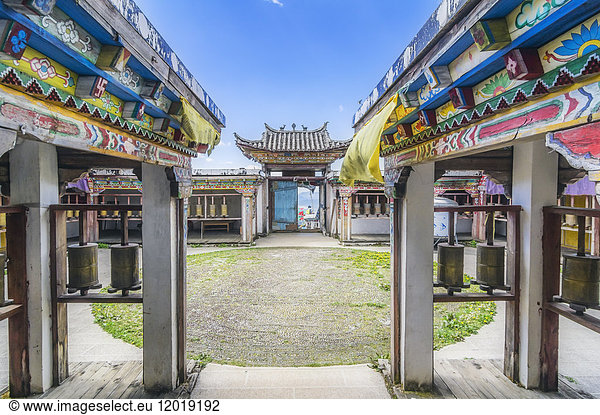 China  Yunnan  Lijiang  Tibetischer Tempel Yak-Wiese
