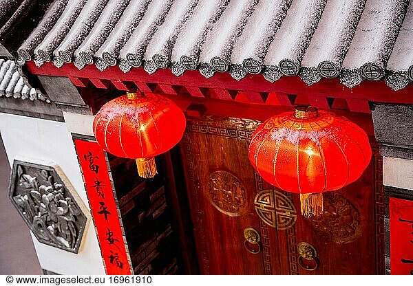 Chinesische Hoftür hängen rote Laternen