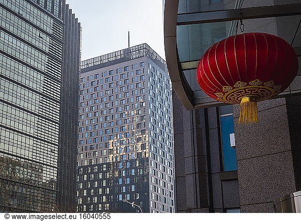 Chinesische Laterne auf einem Bürogebäude im Bezirk Chaoyang in Peking  China.